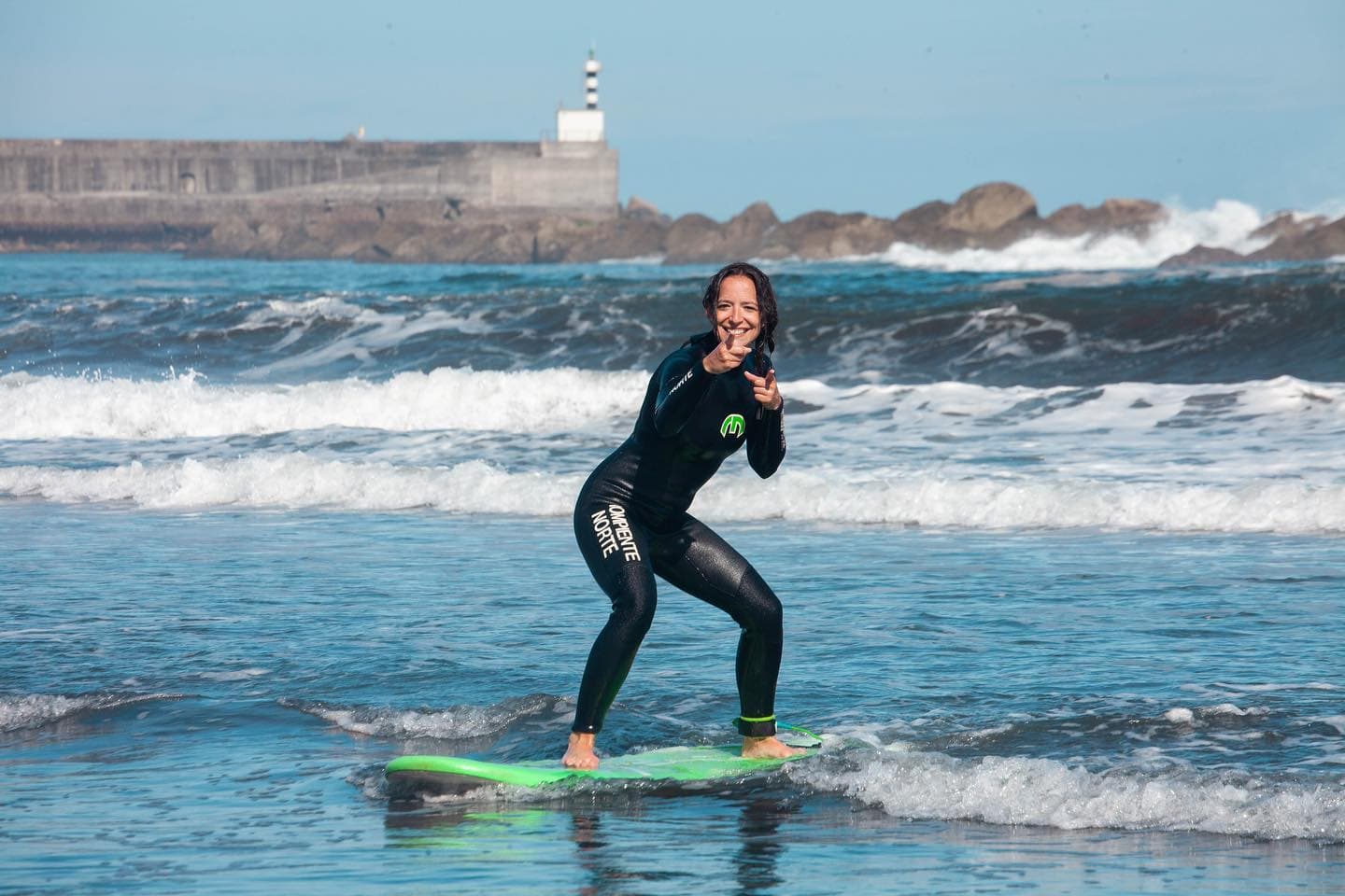 Surf Camp para adultos en San Juan de la Arena: aventura y relax en las olas