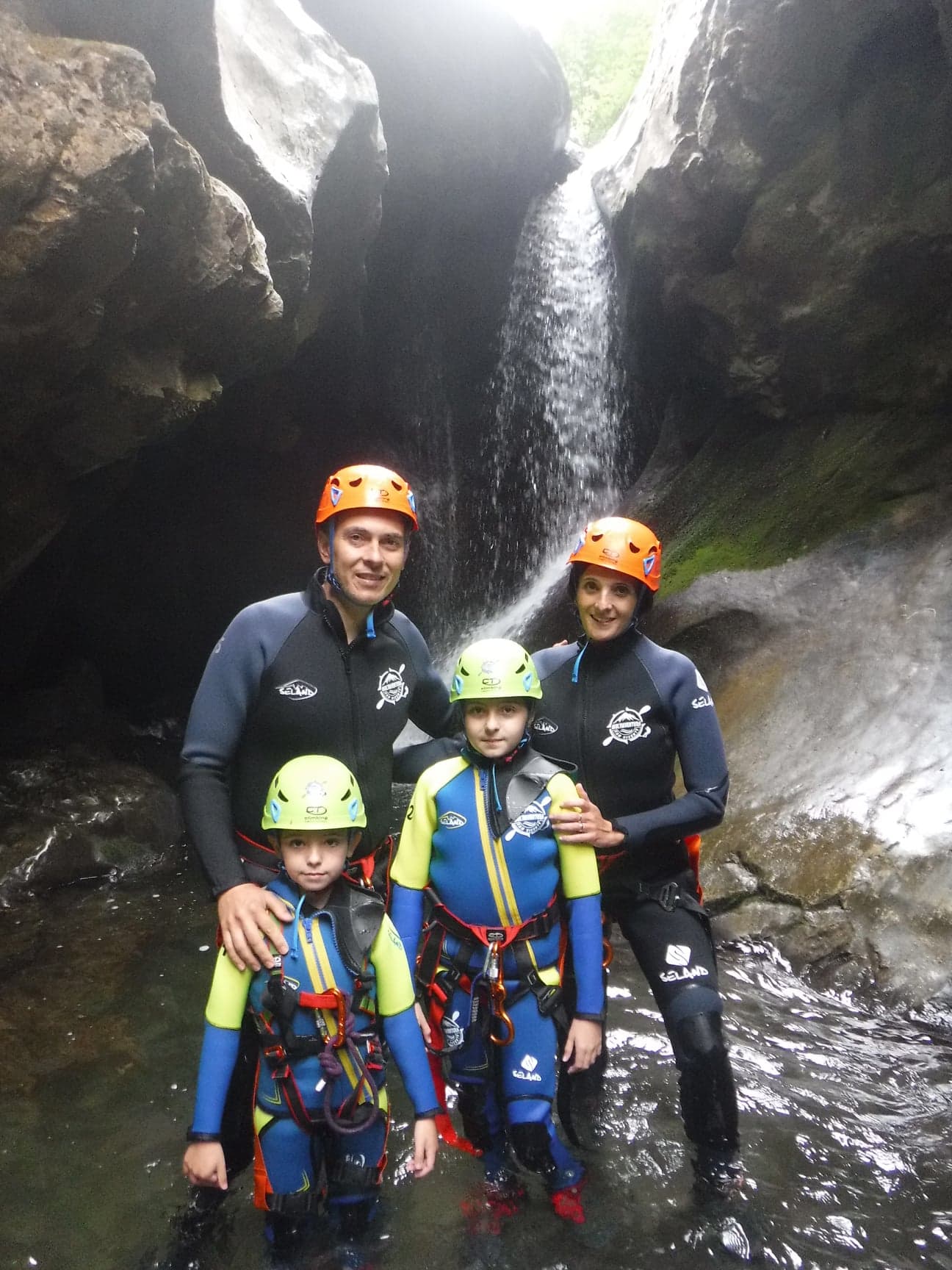 Barranquismo en Familia: Aventura acuática para todos en Cantabria