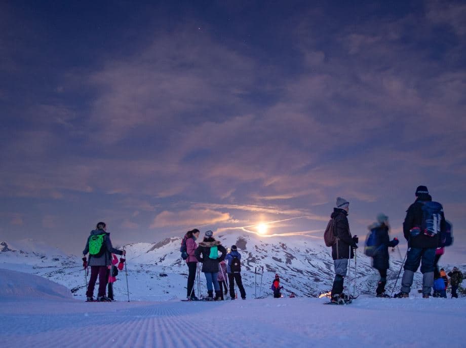 Ruta con raquetas de nieve nocturna en Fuentes de Invierno en la Cordillera Cantábrica