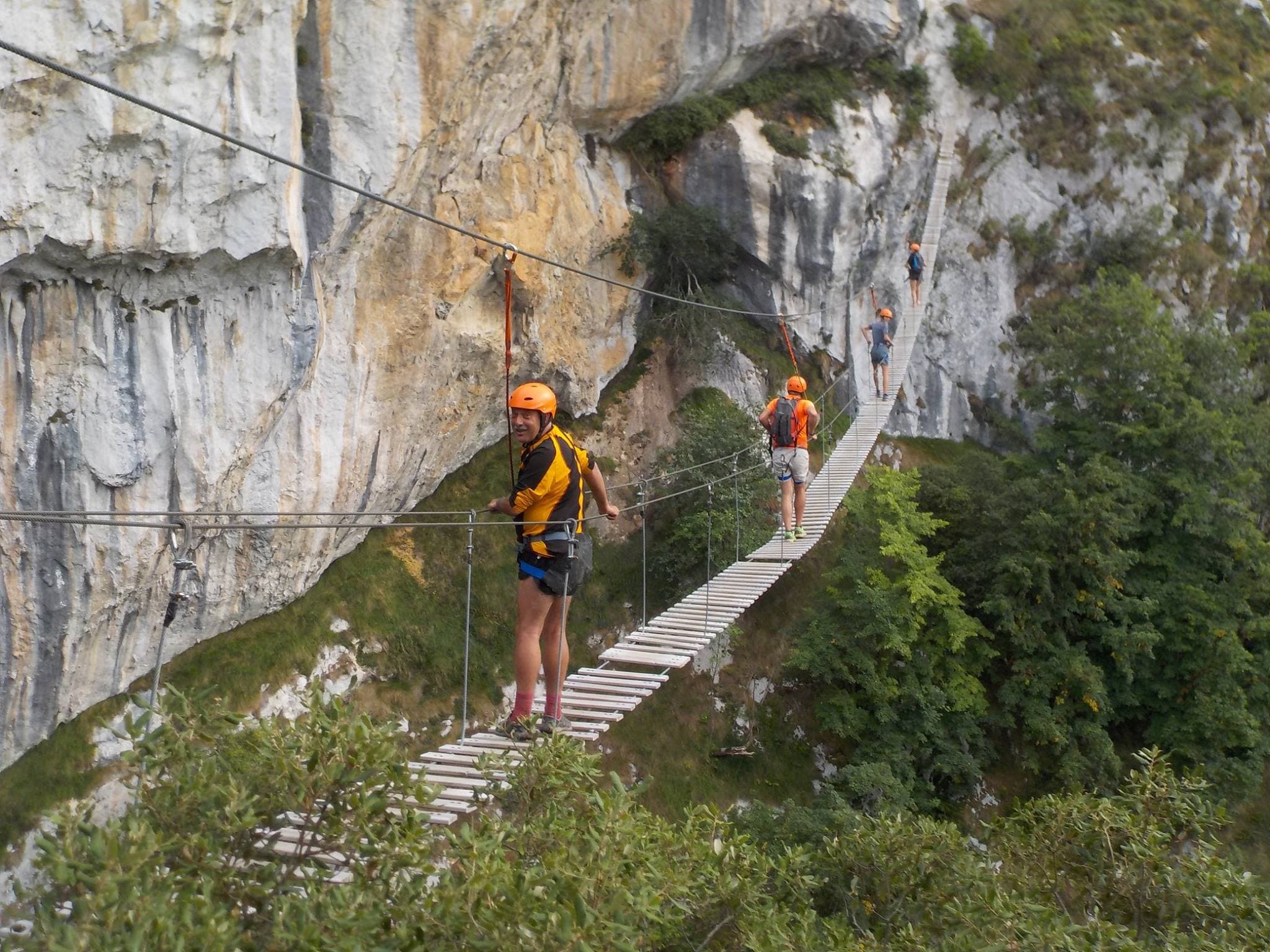 Aventura en la Vía Ferrata La Hermida: Desafía tus límites en los Picos de Europa