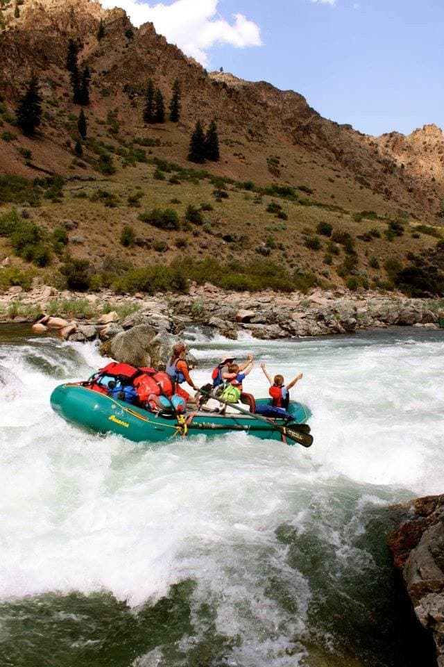 Aventura de Rafting en el Río Sella o Río Cares: Emoción y Naturaleza