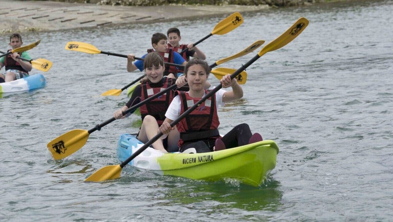 Ruta Combinada al Faro del Caballo: Senderismo y Kayak en Santoña