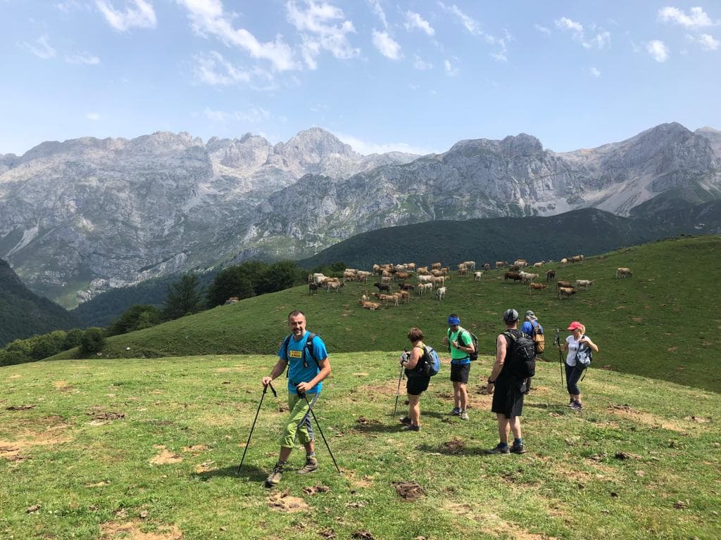 Trekking por los Picos de Europa: Aventura y Cultura entre las Montañas