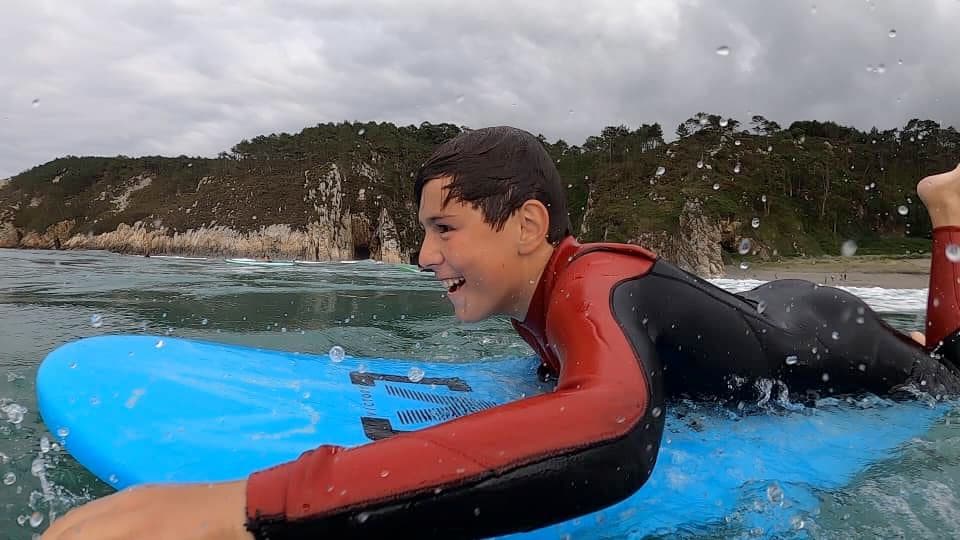 Increíble surf camp de menores en Puerto de Vega: Aventura y aprendizaje