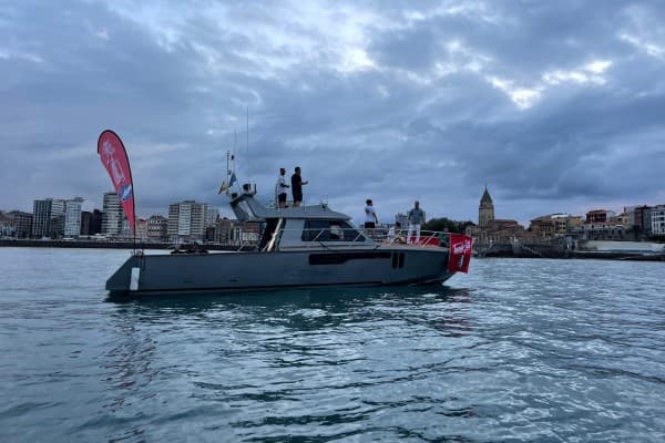 Experiencias de lujo en yate en el puerto de Gijón con navegación privada