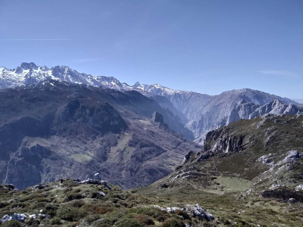 Ruta por la senda del Caoru: senderismo en las Peñas Cabriegas desde Arenas de Cabrales