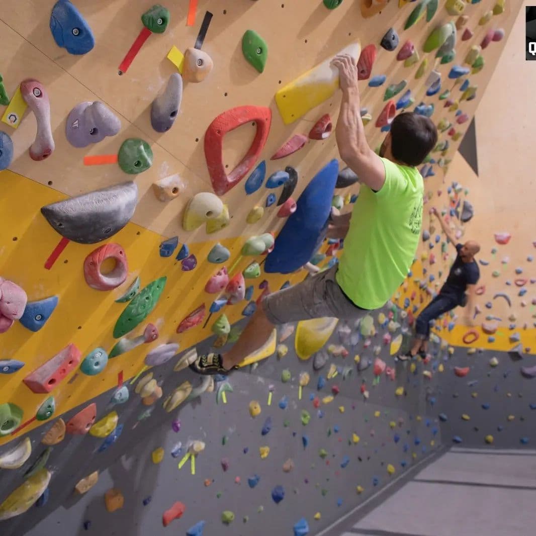 Bautismo de escalada en rocódromo en Viérnoles