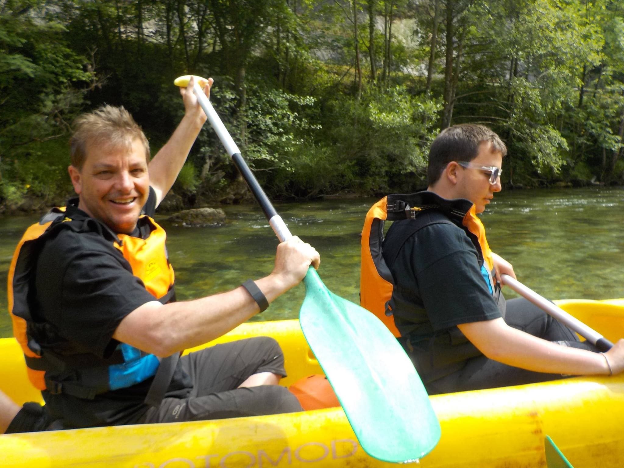 Descenso en canoa por el río Deva: aventura y naturaleza para todos