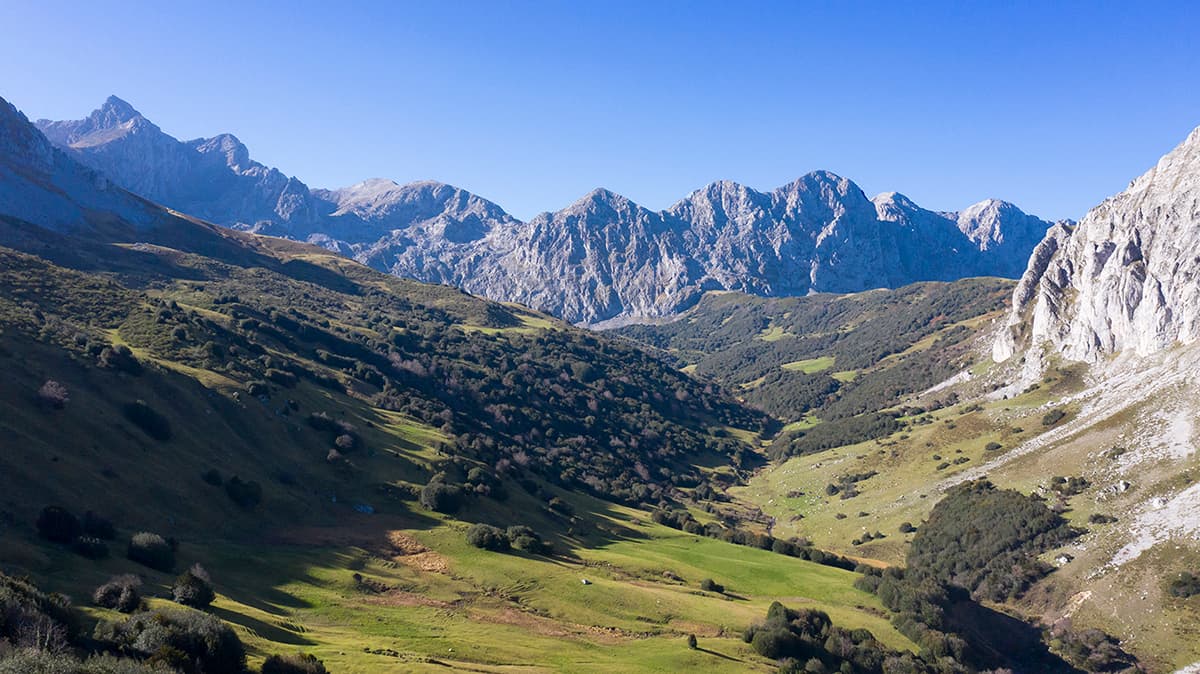 Ruta a Los Puertos de Agüeria (P.N. Ubiña-La Mesa)