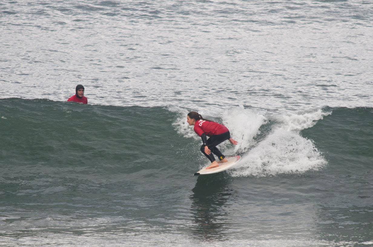 Clase particular de surf en la Playa de Santa Marina