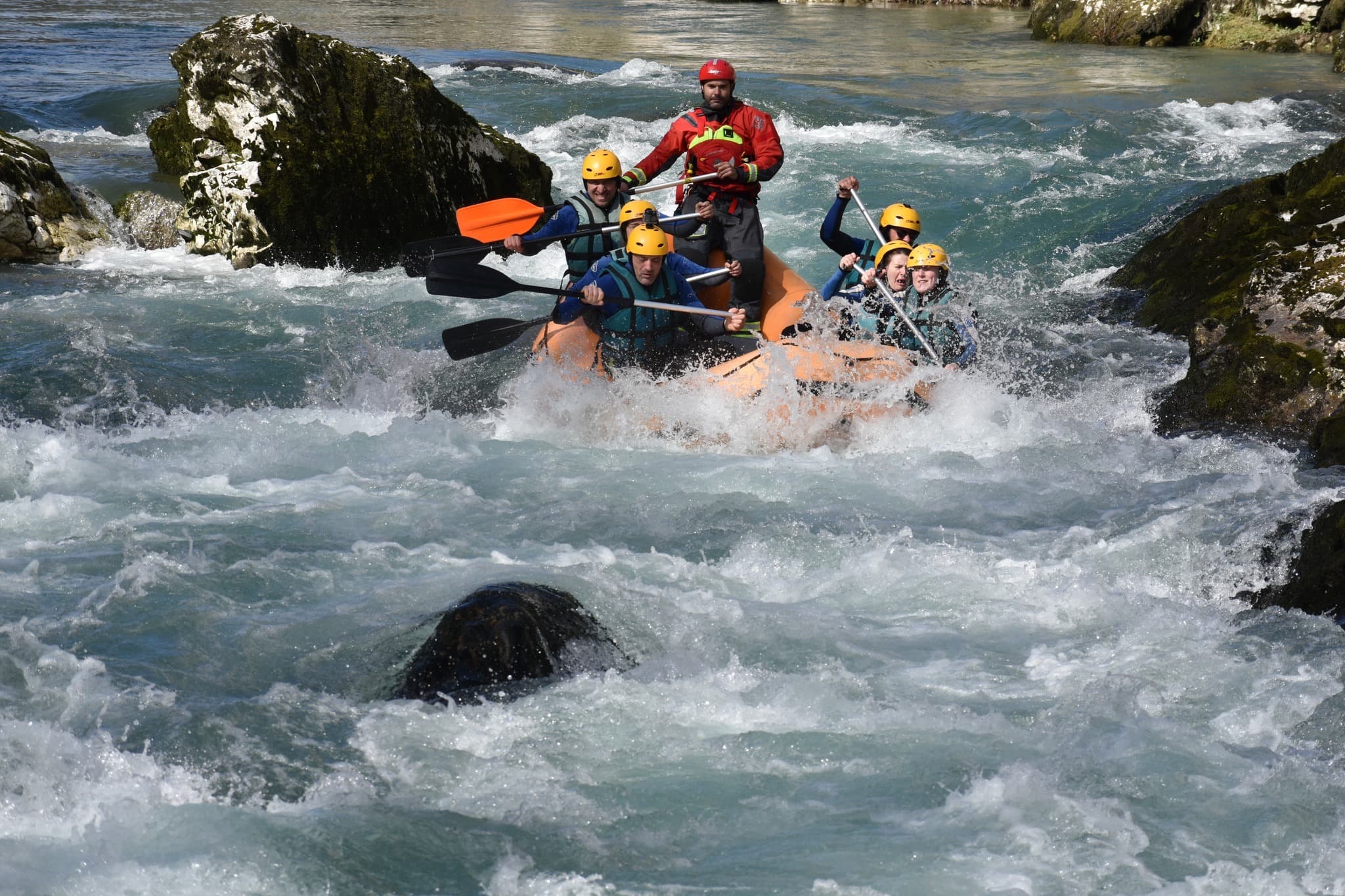 Rafting en el río Deva: Aventura en el Desfiladero de la Hermida, Cantabria