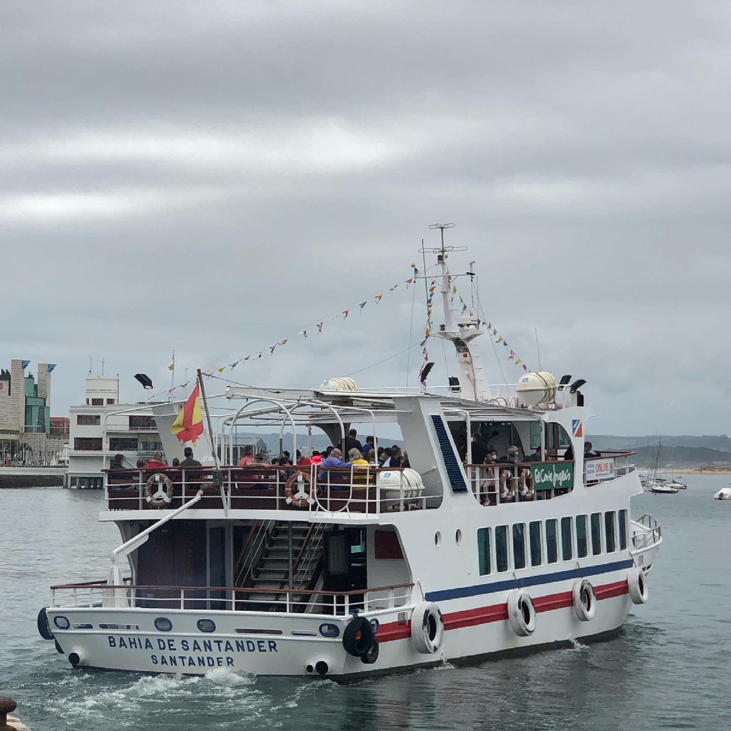 Ruta en barco a la Playa de El Puntal: Encuentra tu Paraíso en Santander