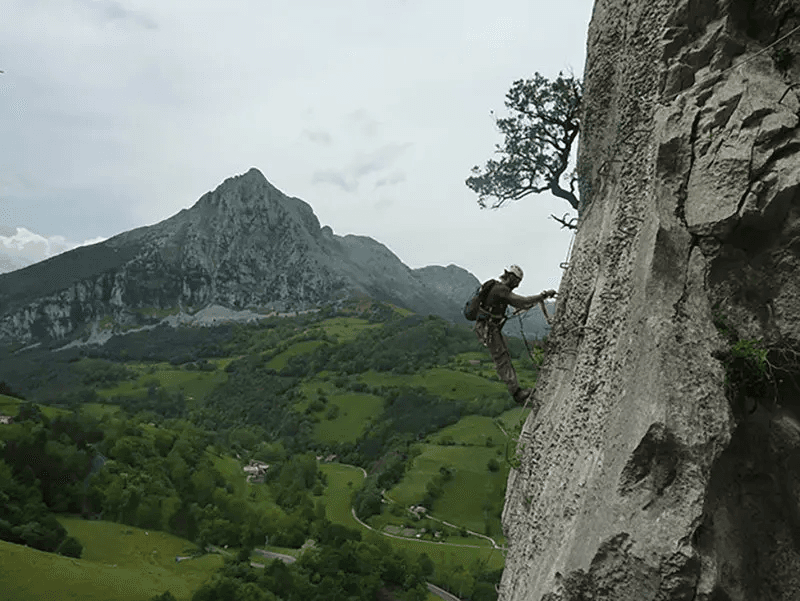 Vía Ferrata La Concha: Aventura Vertical y Vistas Espectaculares