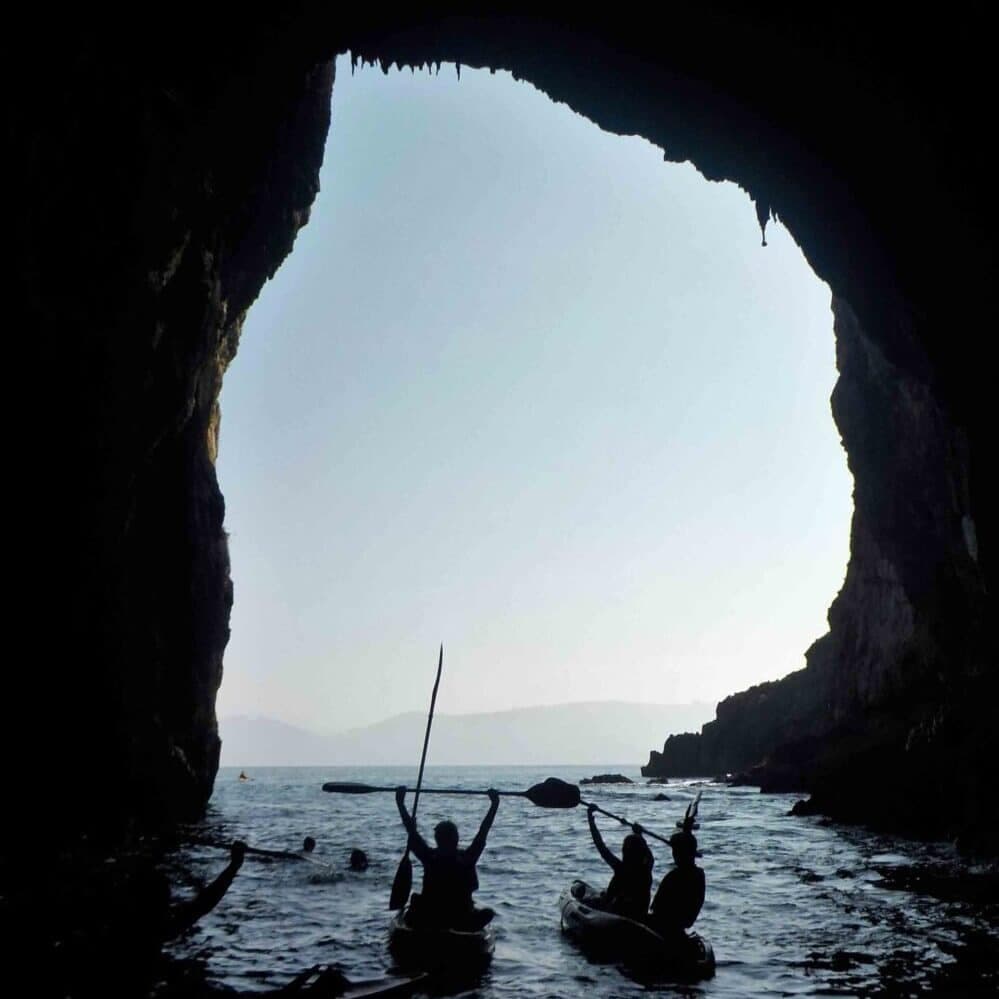 Aventura en kayak al Faro del Caballo: Explora cuevas y snorkel en Cantabria