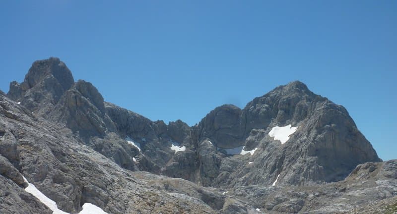 Ascensión épica a Torre Cerredo con guía en los Picos de Europa