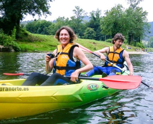 Humor Amarillo: Juegos Clásicos y Aventura en Canoa para Grupos