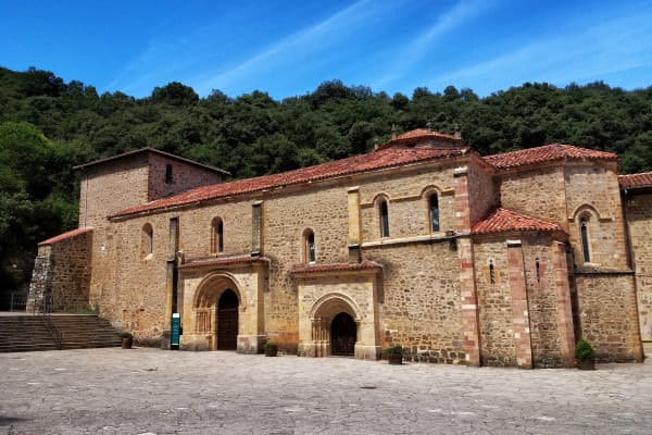Peregrinación espiritual al Monasterio de Santo Toribio en Cantabria desde Santander