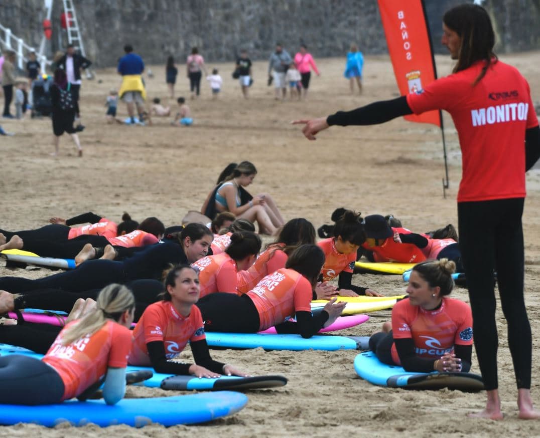 Clases grupales de surf en Gijón para todos los niveles - ¡Conquista las olas!