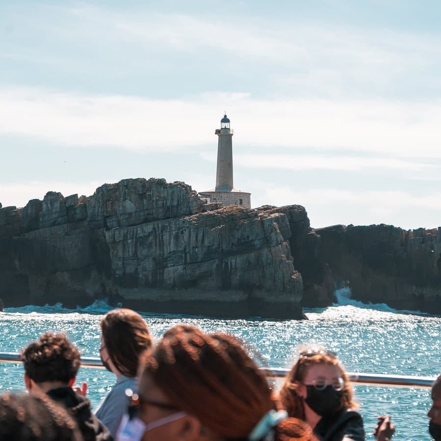 Excursión en barco por la Isla de Mouro: Descubre la Bahía de Santander