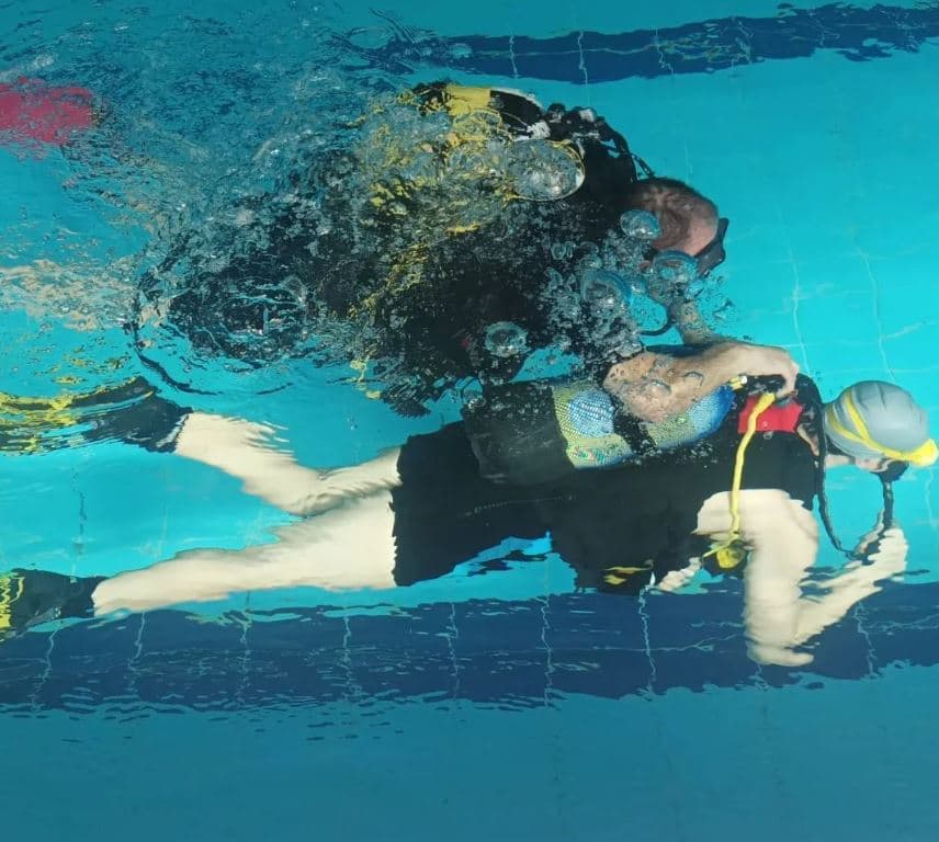 Bautismo de buceo en piscina en Mogro