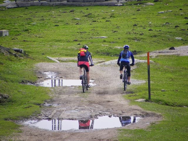 Descenso infinito en bicicleta de montaña con guía en Suances