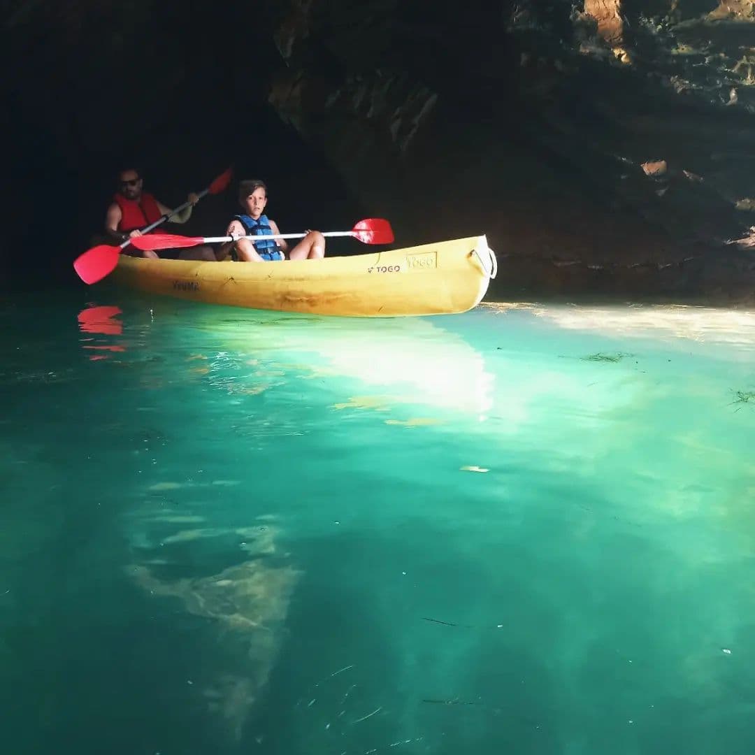 Explora calas y cuevas en canoa: Aventura acuática en Ribadeo