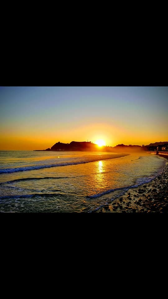 Ruta en lancha al atardecer en Asturias