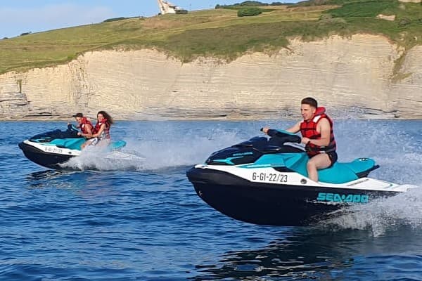 Alquiler de motos de agua en Gijón: Aventura emocionante en la costa asturiana