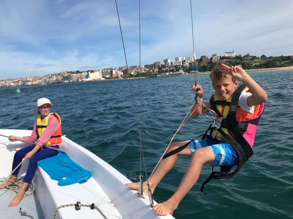 Curso de vela en la playa de la Magdalena