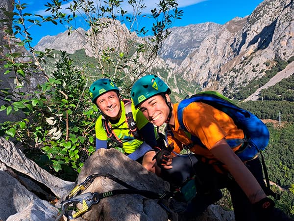 Aventura en Vía Ferrata El Milar: Adrenalina y Naturaleza Espectacular