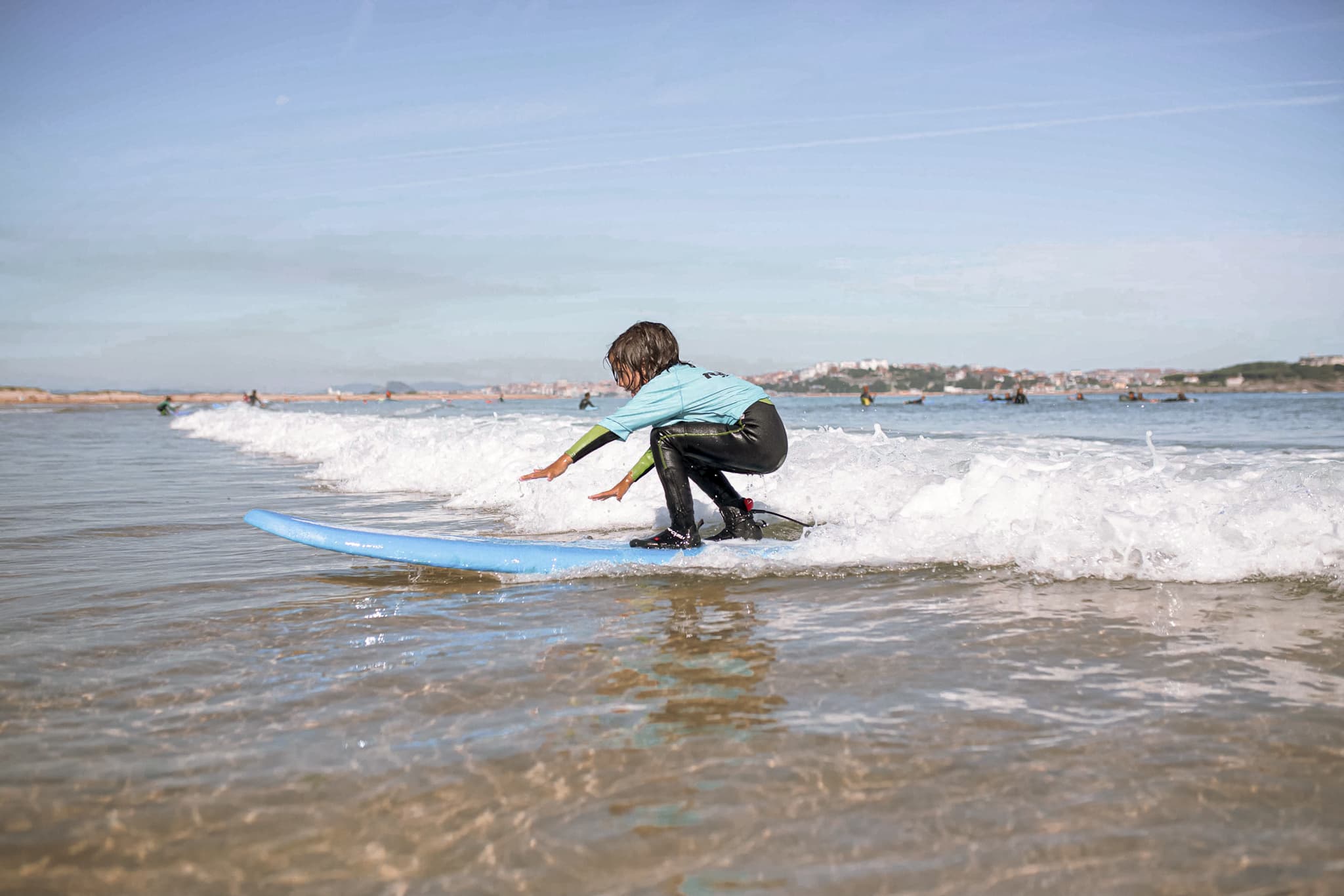 Curso de surf para niñ@s de 3 a 11 años en Somo