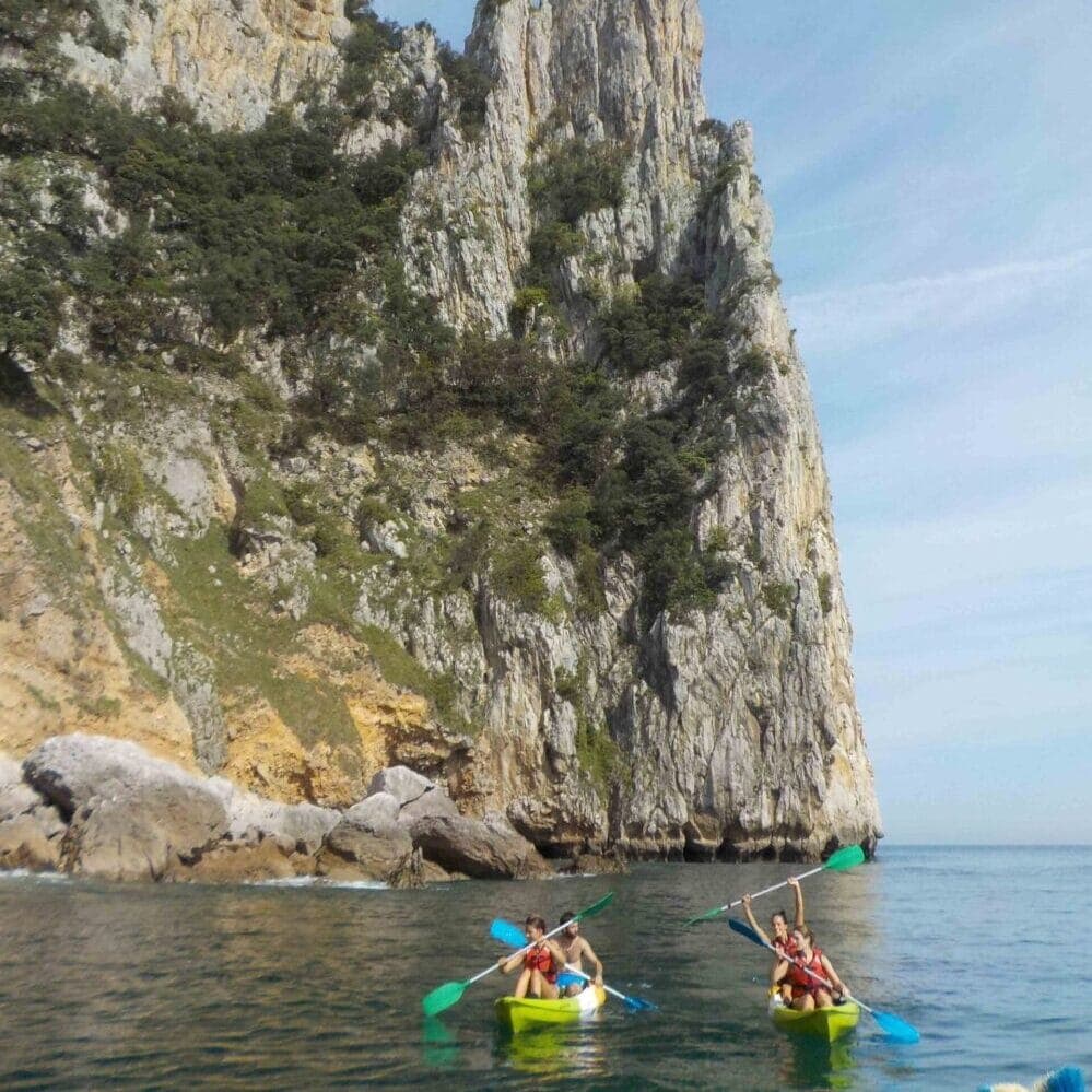 Alquiler de kayak y travesía por libre al Faro del Caballo - Aventura en Santoña