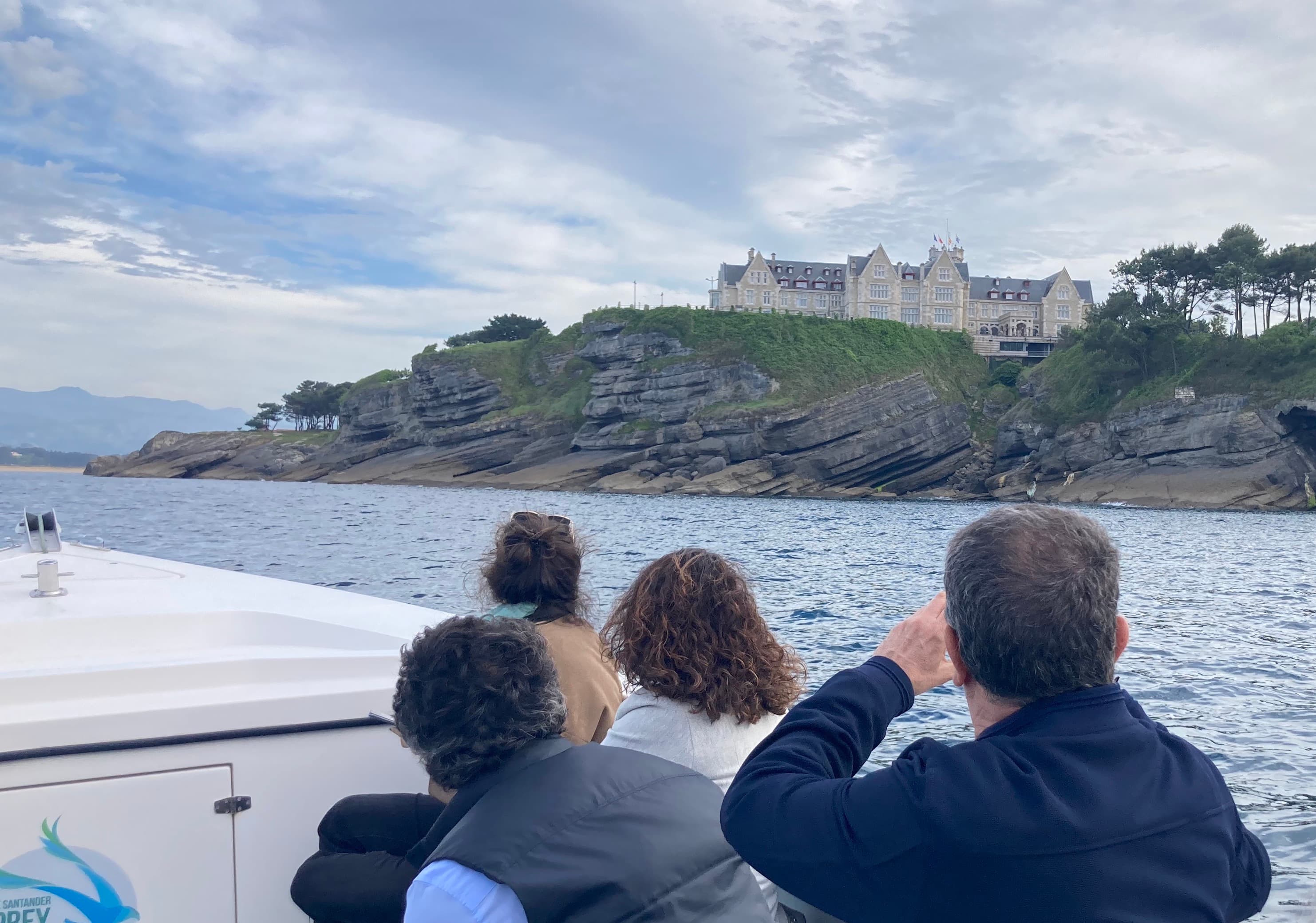 Paseo en Barco por la Costa Quebrada de Santander: Aventura Natural y Cultural