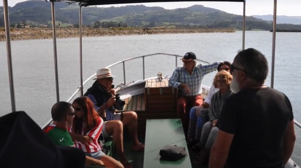 Paseo en lancha por la ría de Villaviciosa: Navega entre marismas, historia y naturaleza