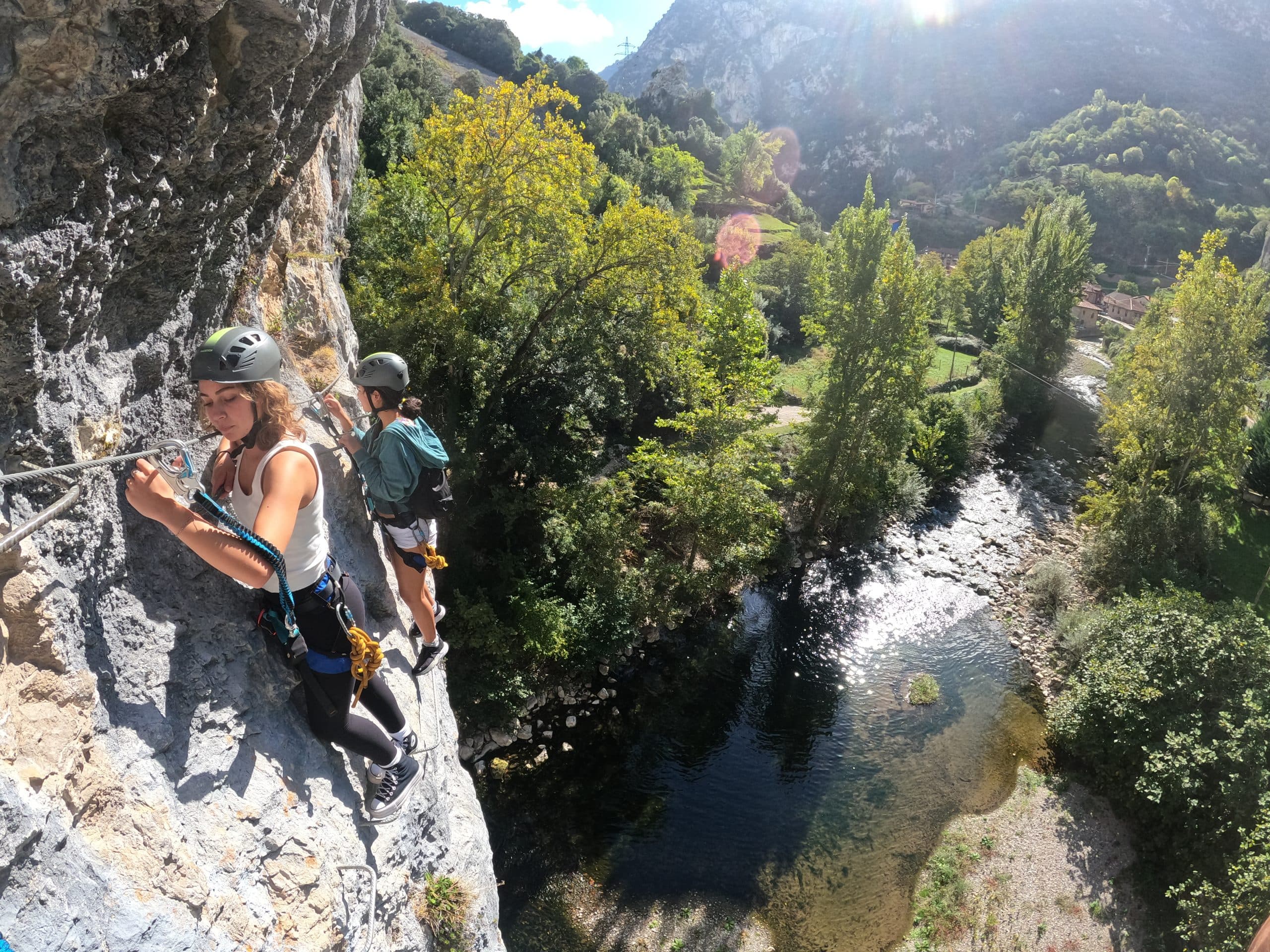 Escalera al cielo y vías ferratas en La Hermida: Vive la aventura vertical en Asturias