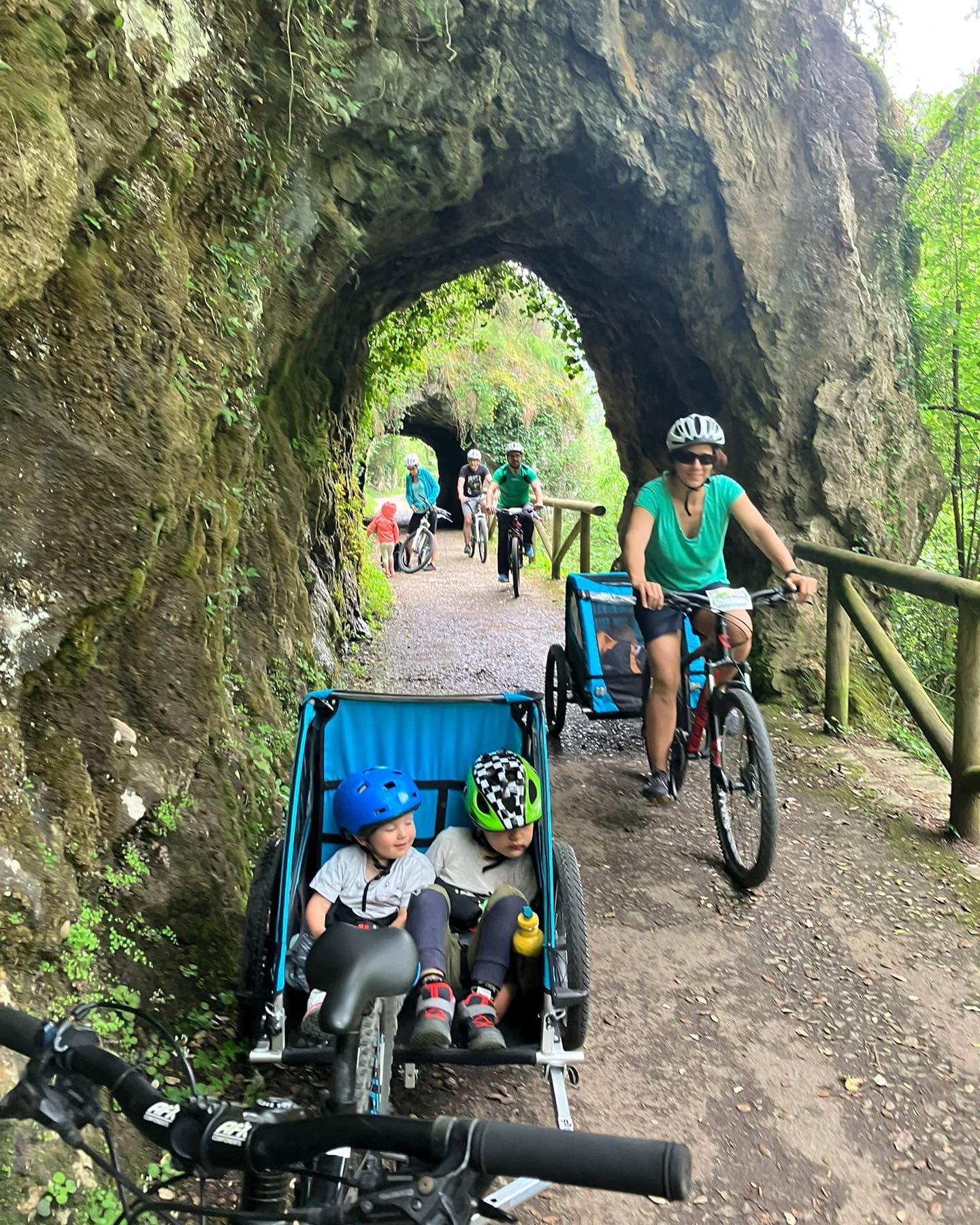 Explora la senda del oso en bicicleta: Aventura natural en Asturias
