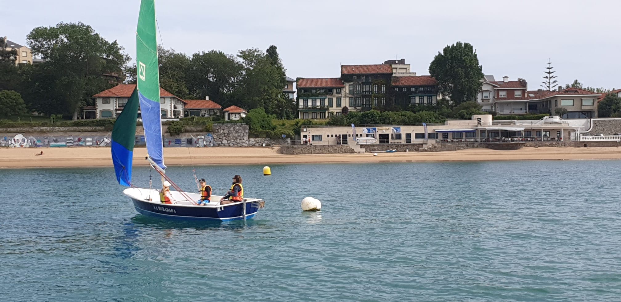 Alquiler de barco de vela ligera en la playa de la Magdalena