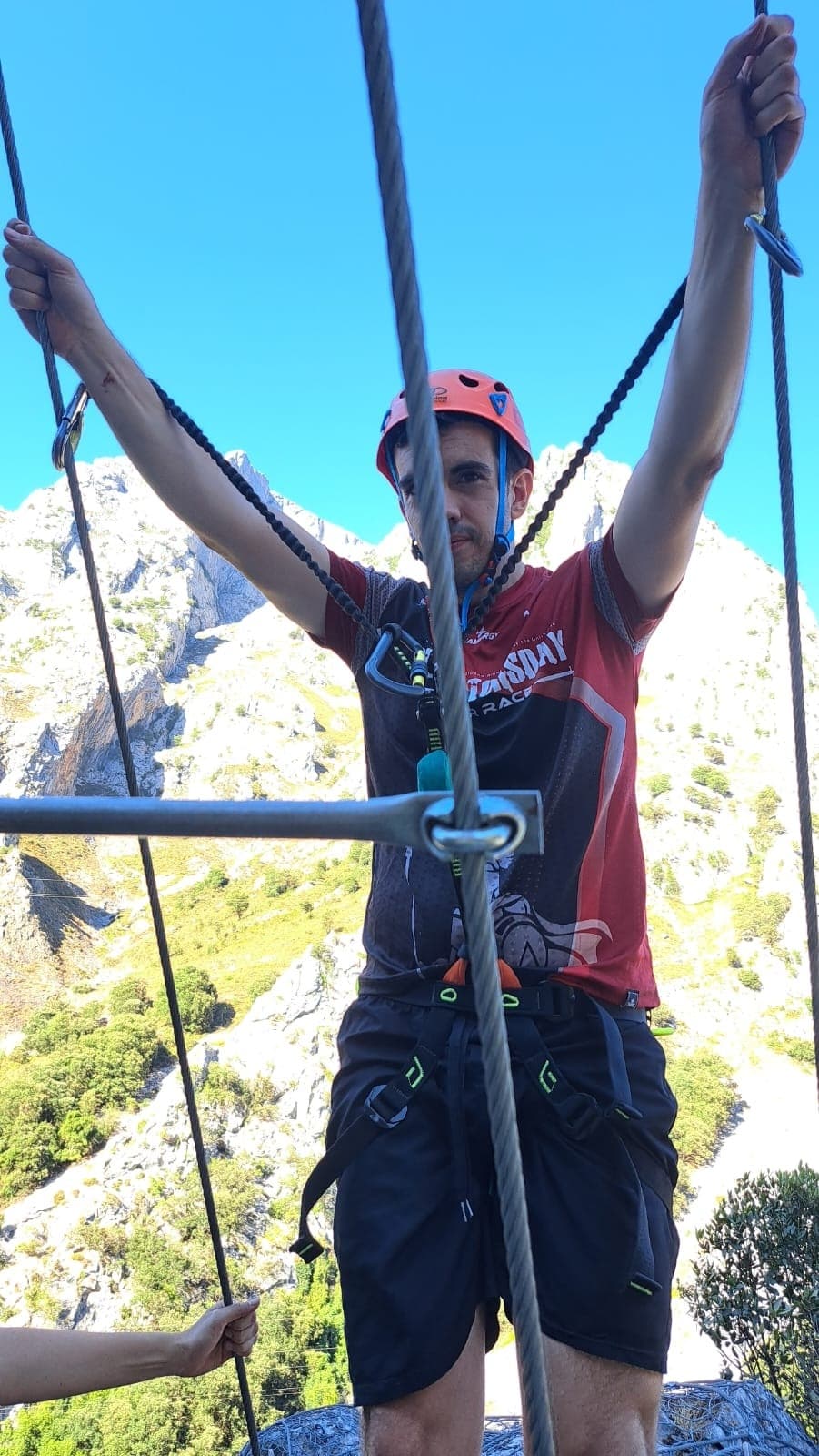 Aventura en Vía Ferrata La Hermida y Escalera al Cielo - Desafía tus Límites