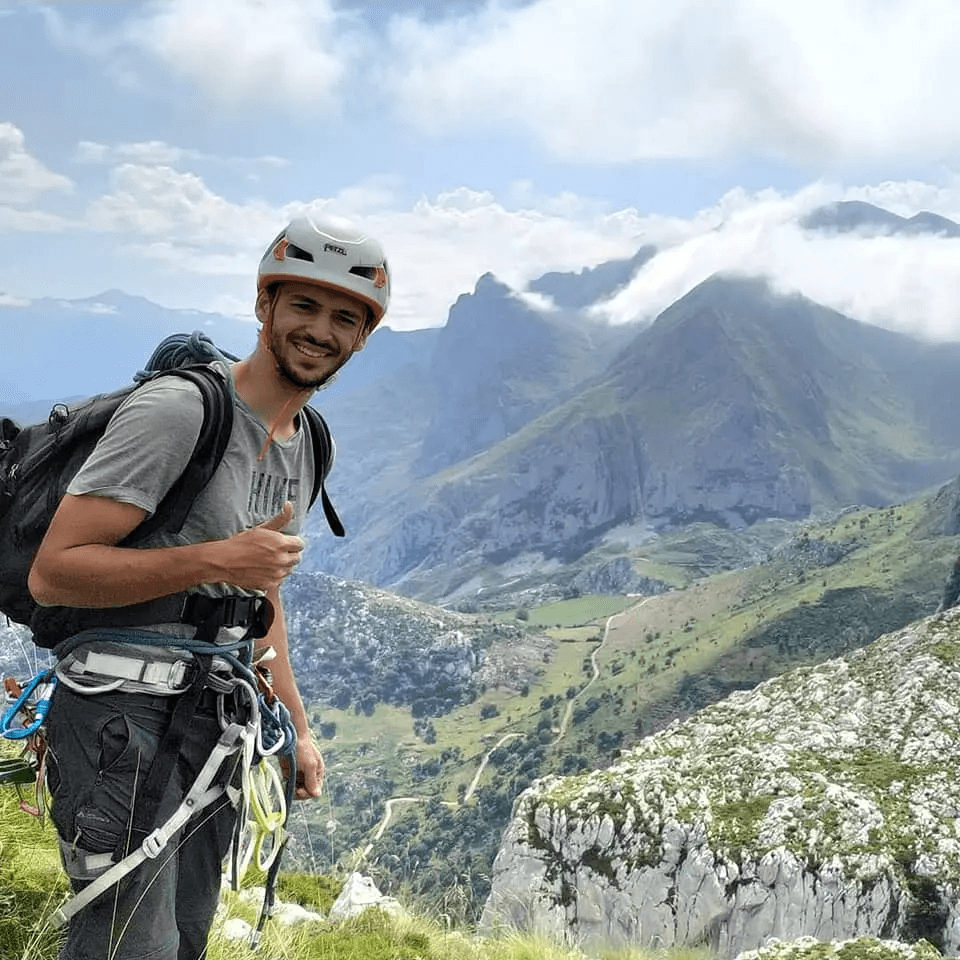 Bautismo de escalada en Cantabria: adéntrate en la aventura vertical