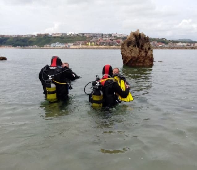 Bautismo de buceo en el mar desde playa en Mogro