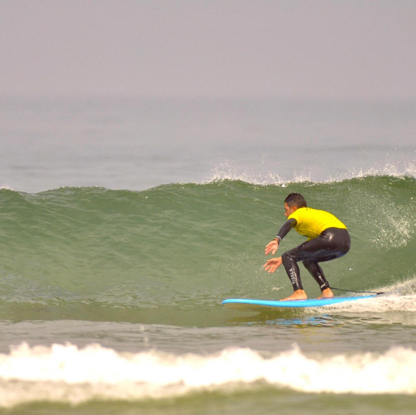 Clase de surf en playa de Somo y Loredo