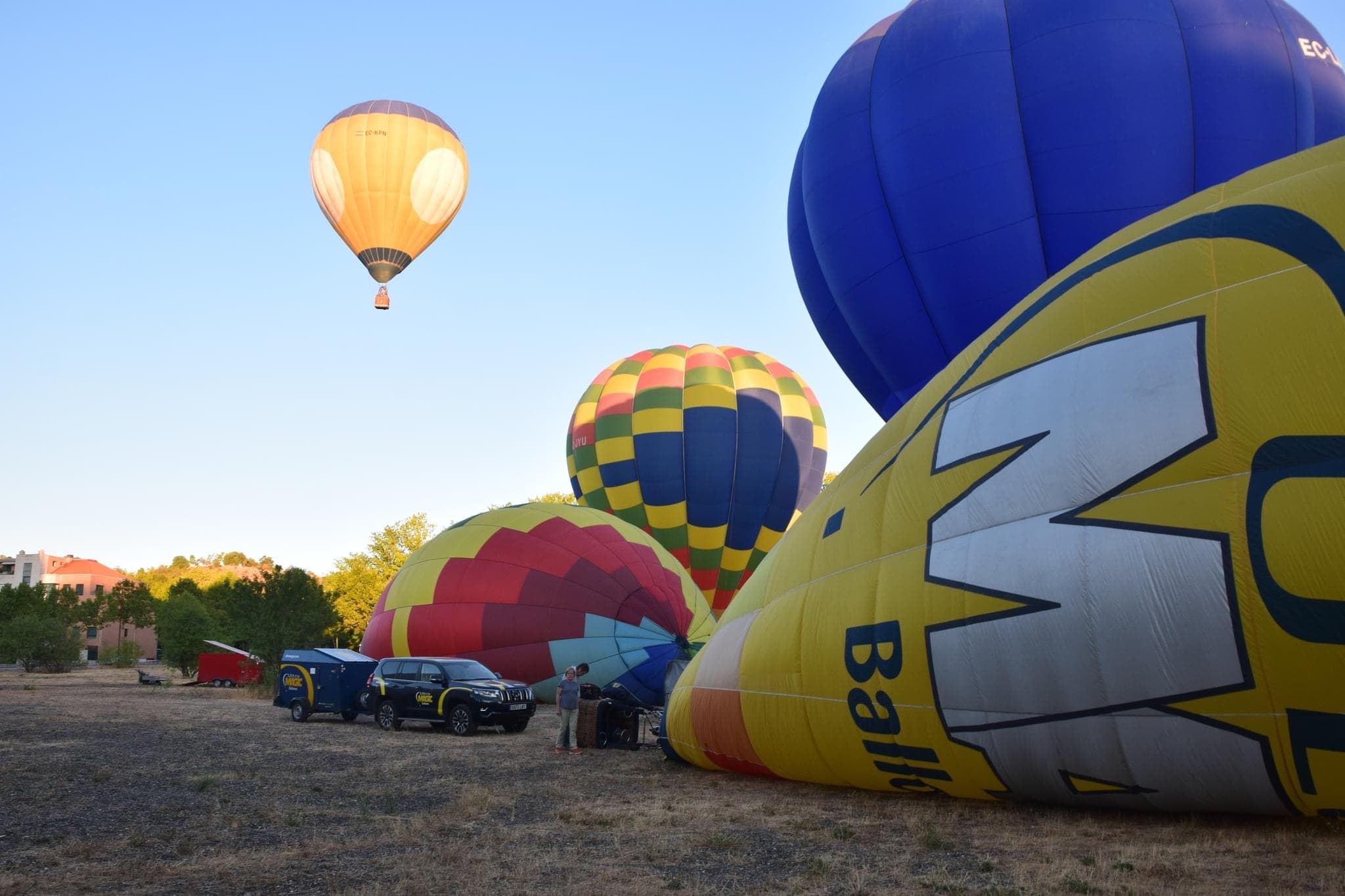 Paseo en globo al amanecer con diploma de bautismo de vuelo y brindis en Cantabria