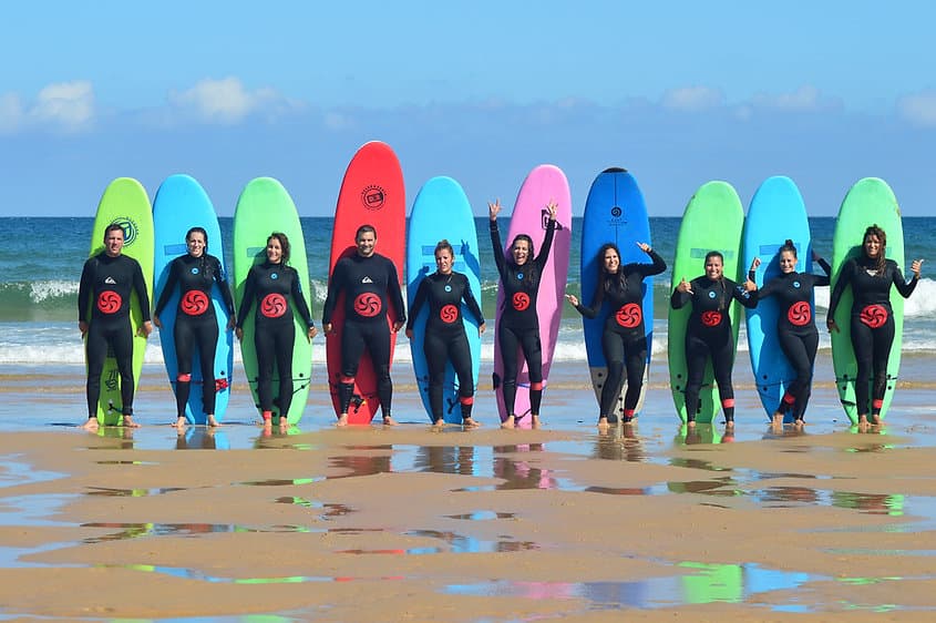 Clases de Surf Personalizadas en la Playa de Somo para Todos los Niveles