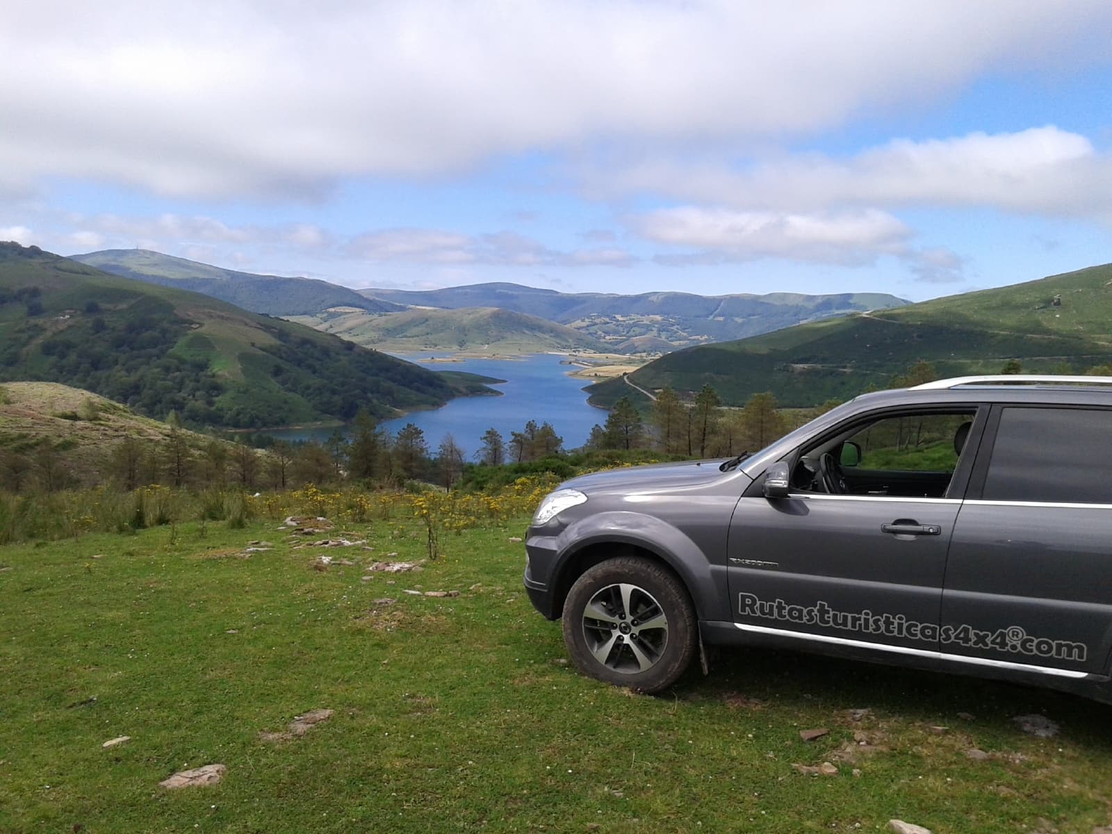 Safari al amanecer en 4x4 en Cantabria