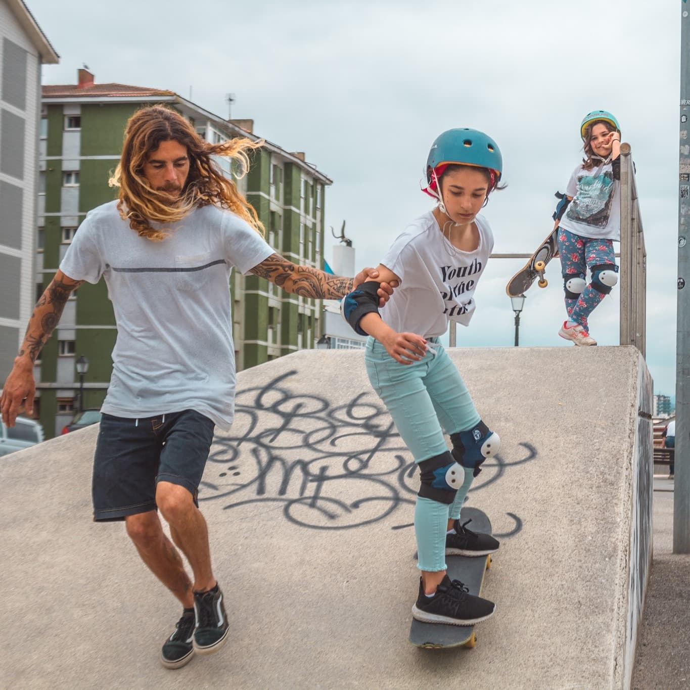 Clases de surfskate en Gijón: Aprende a surfear sobre el asfalto