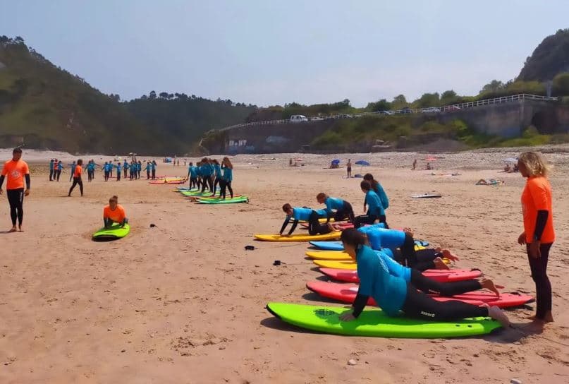 Clases de Surf en Grupo en Llanes: Aprende a Surfar Entre Amigos