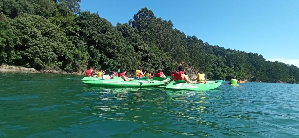 Excursiones escolares en kayak: Aventura educativa en la naturaleza de Cantabria