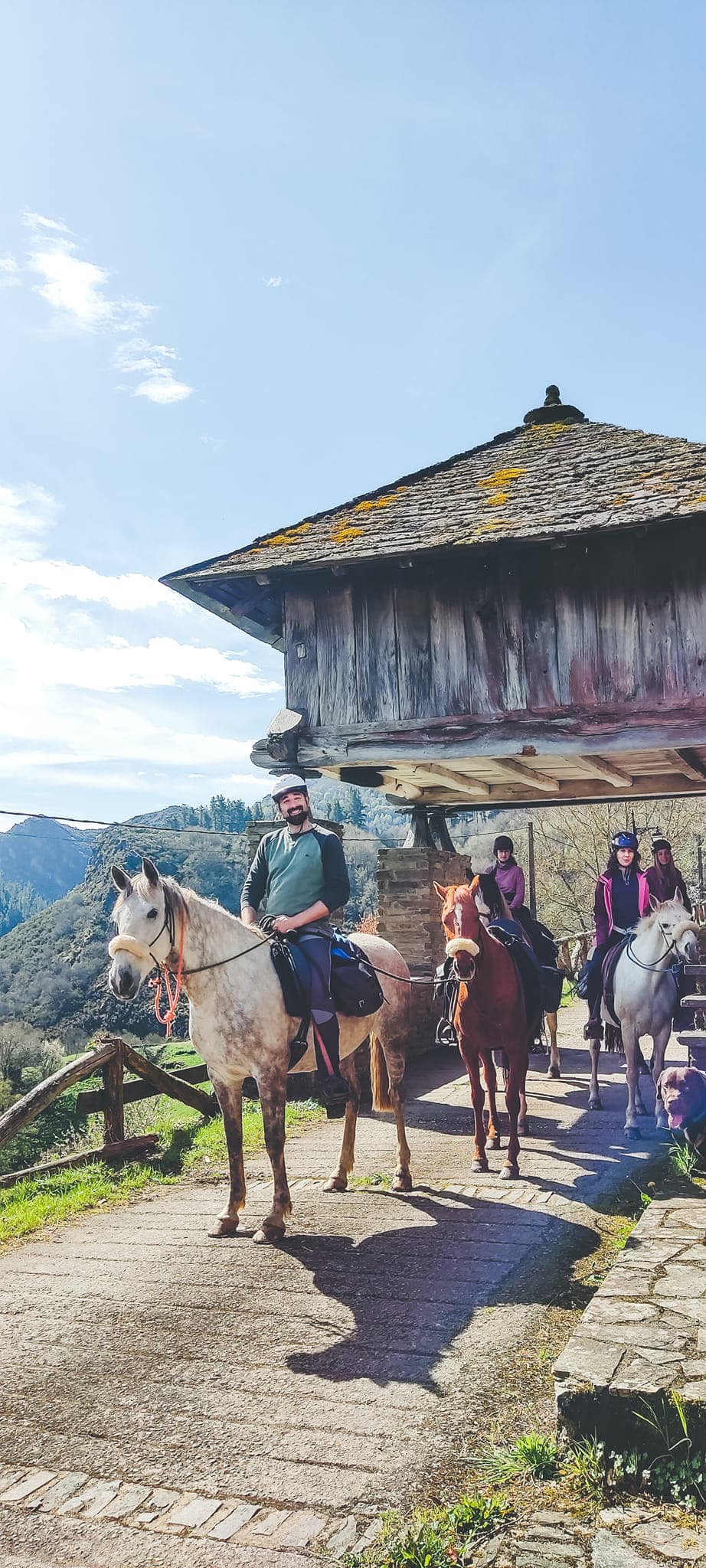 Horseback riding route from the Galician mountains to the beaches of Western Asturias