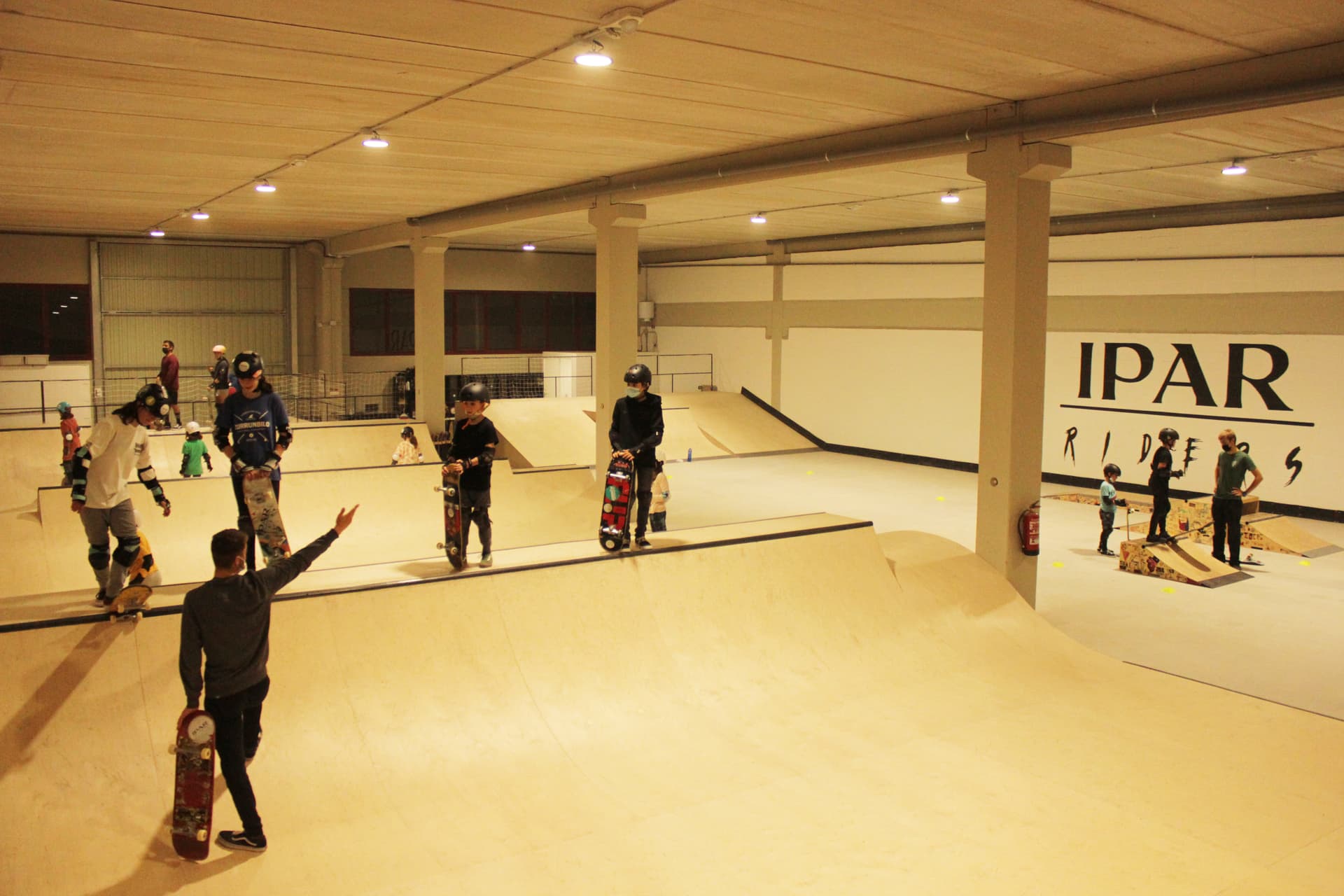 Fusion of surfing and skateboarding in Eibar: Combined classes for complete learning