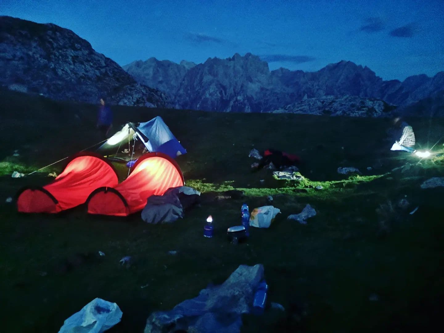 Trekking en los Picos de Europa: Vivac y aventura bajo las estrellas